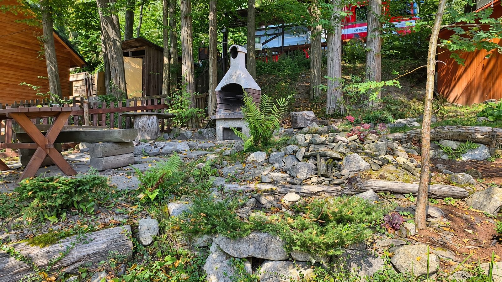 Hacienda Bellavista — venkovní ohniště a posezení v lese