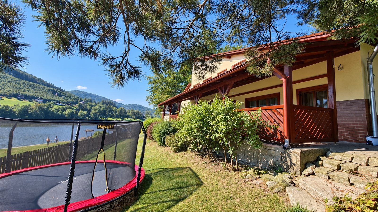 Hacienda Bellavista — krytá terasa a výhled na přehradu